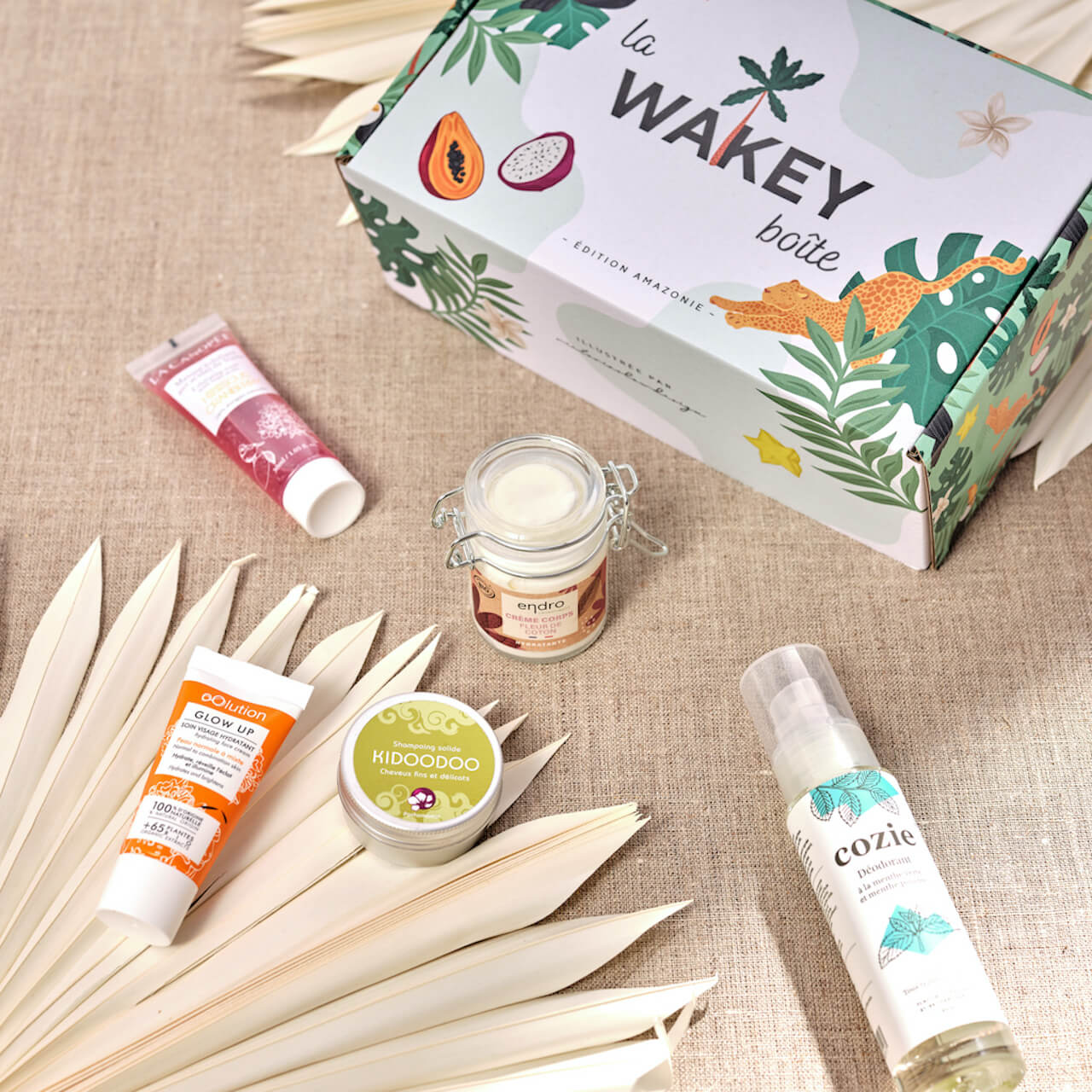 boite d'expédition éco couleur Packhelp pour Wakey Cosmétiques